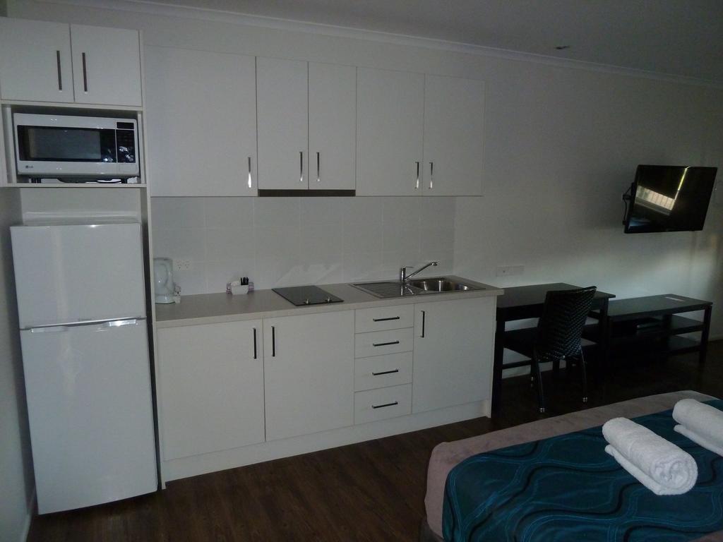Chinchilla Tourist Park Hotel Room photo
