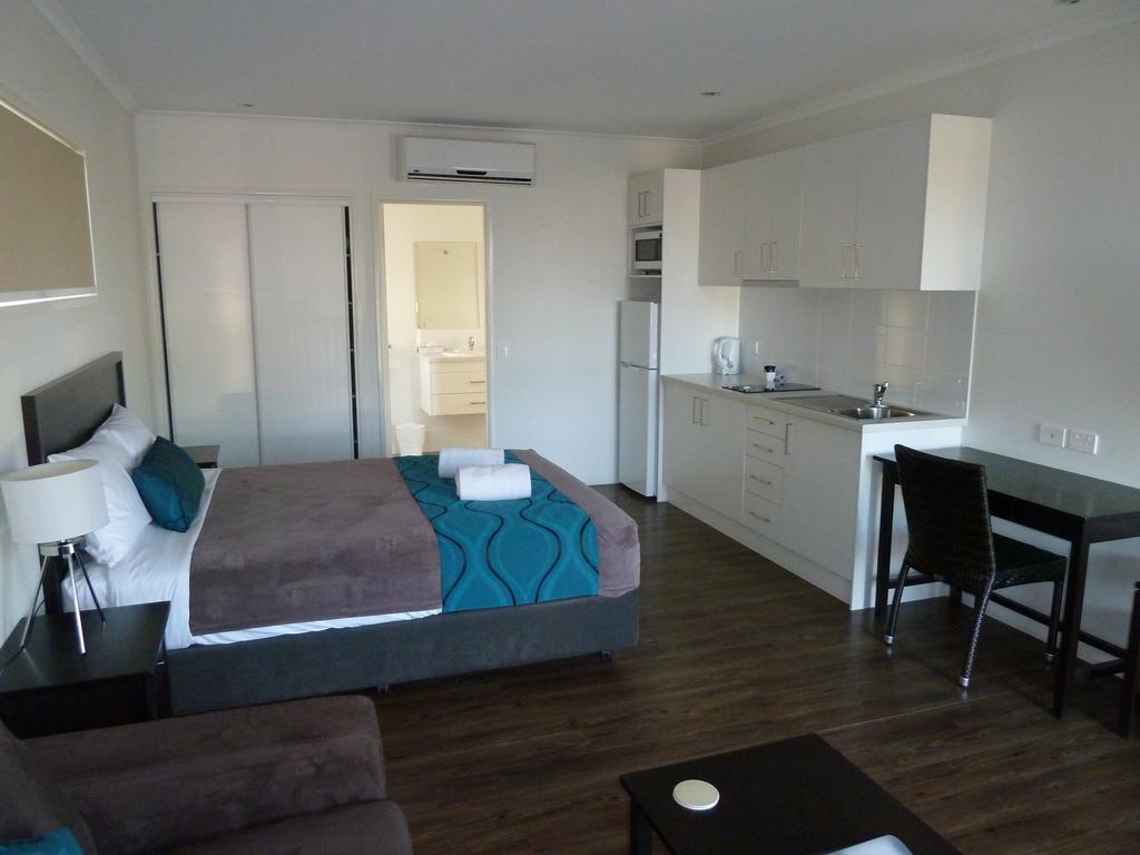 Chinchilla Tourist Park Hotel Room photo