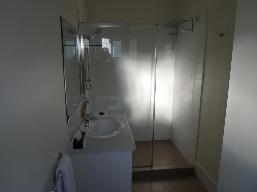 Chinchilla Tourist Park Hotel Room photo